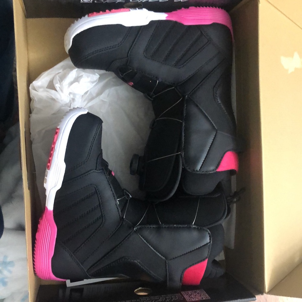 LIKE NEW - Flow Snowboarding boots - Vega Women’s Size 6 - BOA